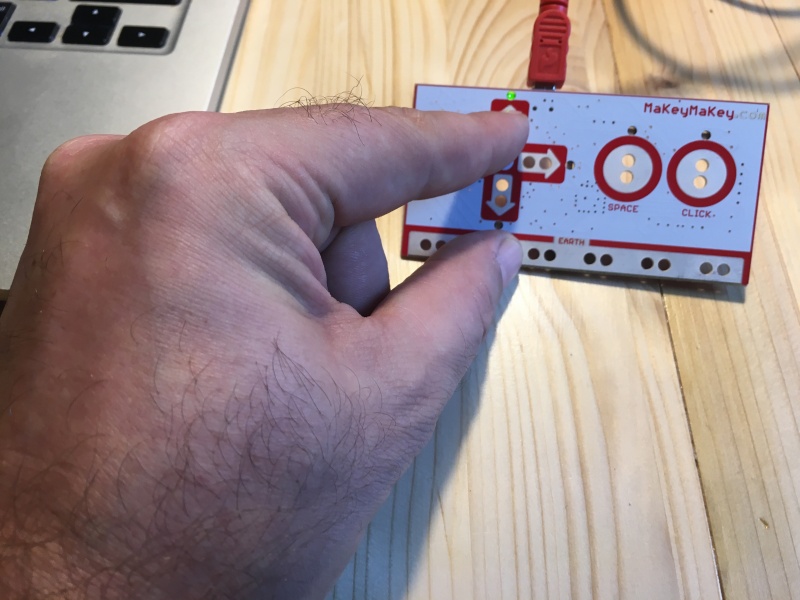 Fichier:Terre-flechehaut-makey.jpg